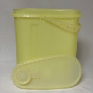 Vintage Tupperware Pitcher Yellow Beverage Buddy 2 Quart Store & Sip Handle Lid